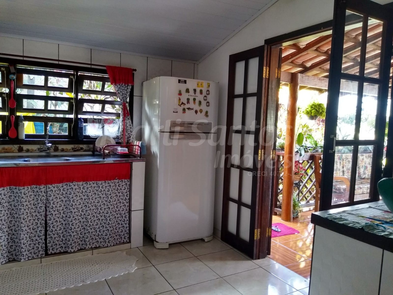 Casa (sobrado) à venda com 2 chalés na barra velha em ilhabela-sp.