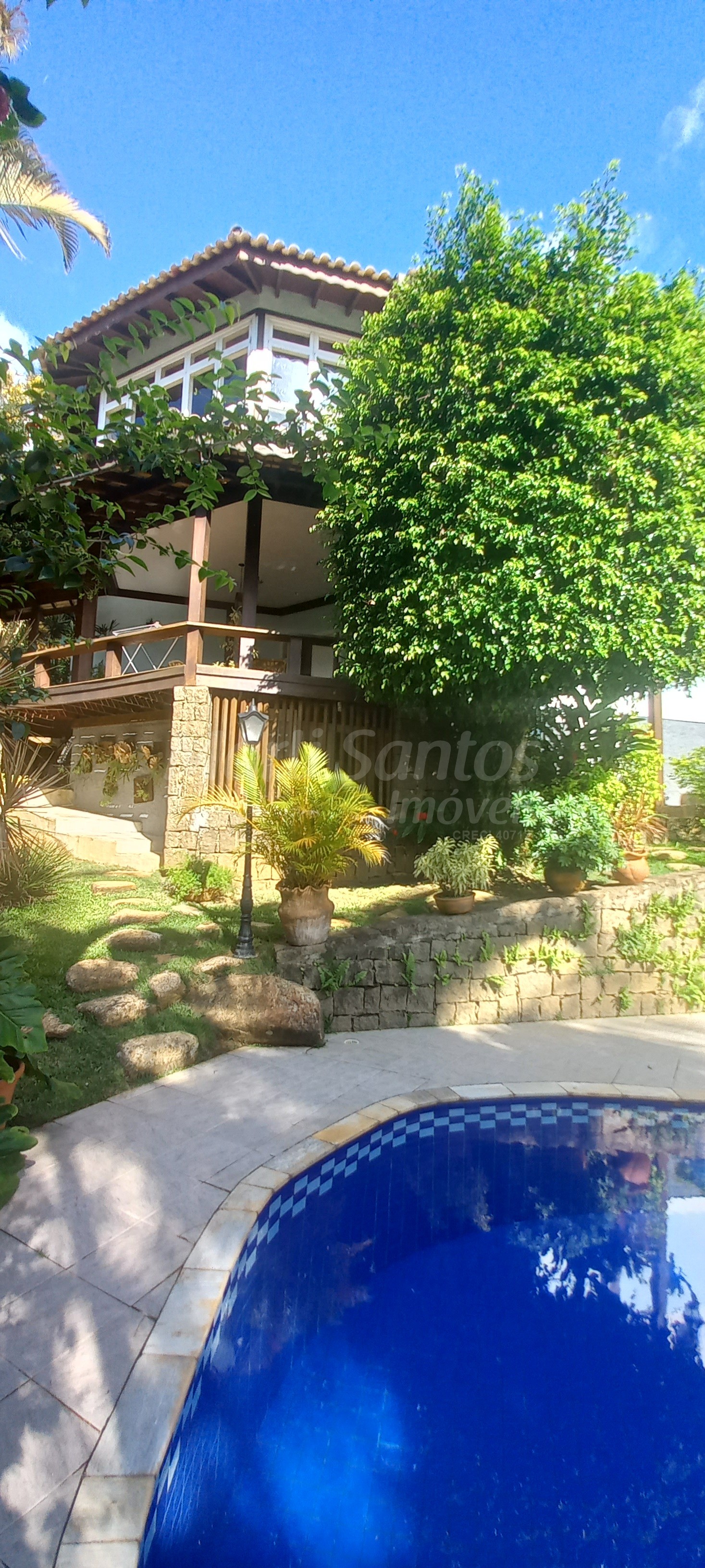 BELÍSSIMA CASA À VENDA COM VISTA PARA O MAR, PISCINA E AMPLO JARDIM NO SÃO PEDRO ILHABELA-SP.