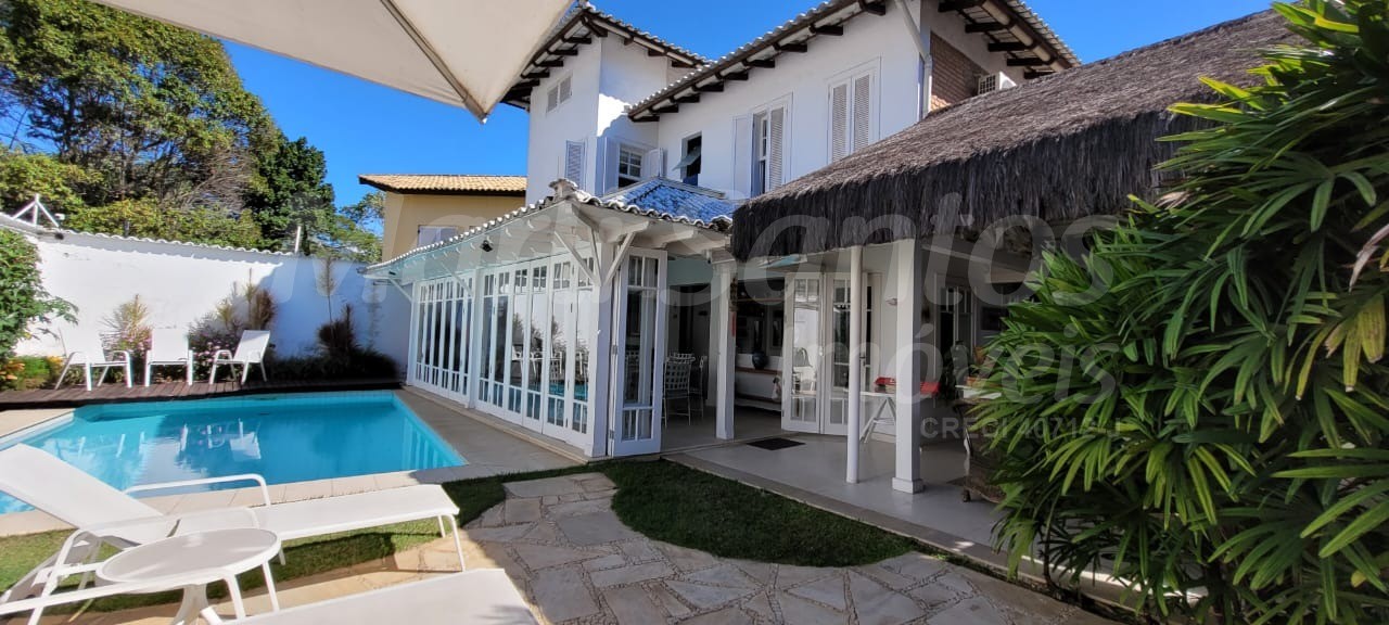 BELÍSSIMA CASA À VENDA COM PISCINA E TODA MOBILIADA, PRÓXIMO A PRAIA EM ILHABELA-SP.