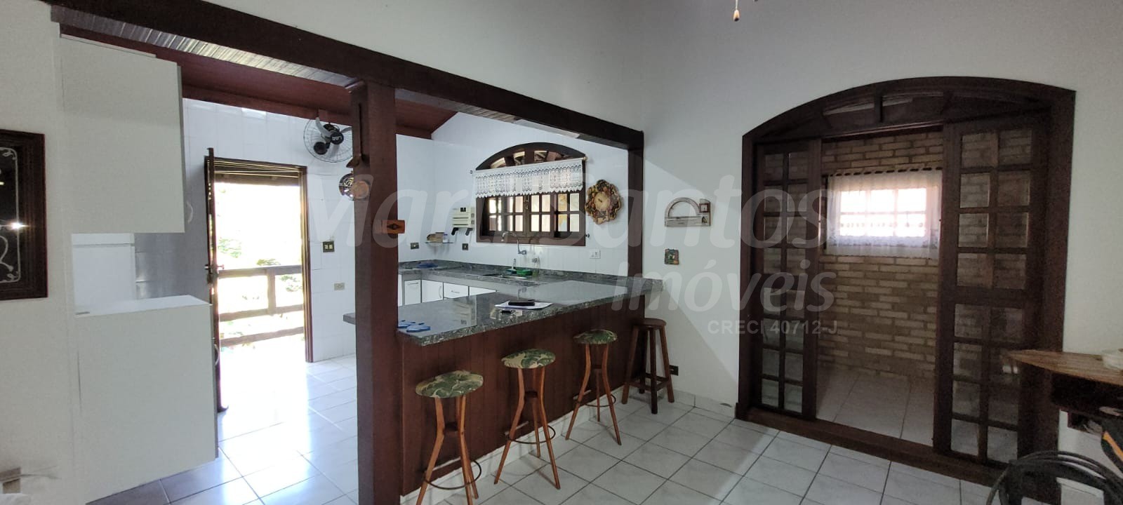 CASA À VENDA COM AMPLO JARDIM; CACHOEIRA NOS FUNDOS E ÁREA GOURMET COMPLETA NO REINO EM ILHABELA -SP