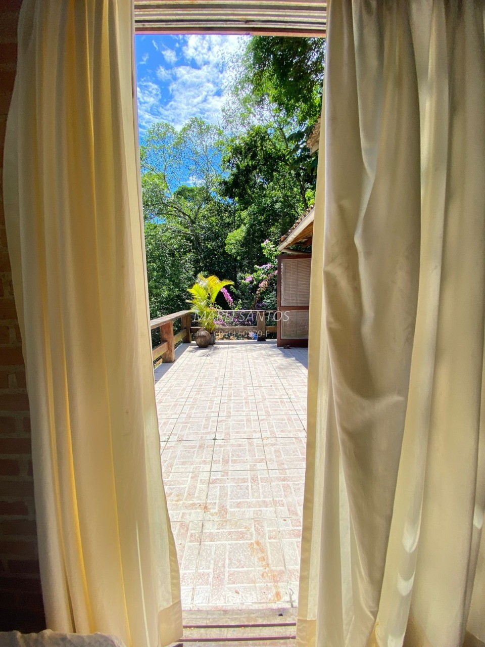 Casa aconchegante à venda, local tranquilo dentro da mata, c
