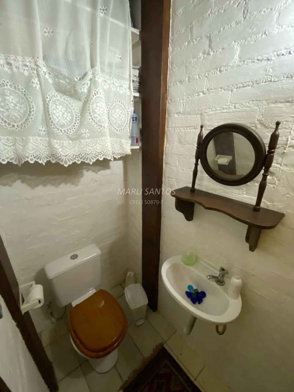 Casa aconchegante à venda, local tranquilo dentro da mata, c