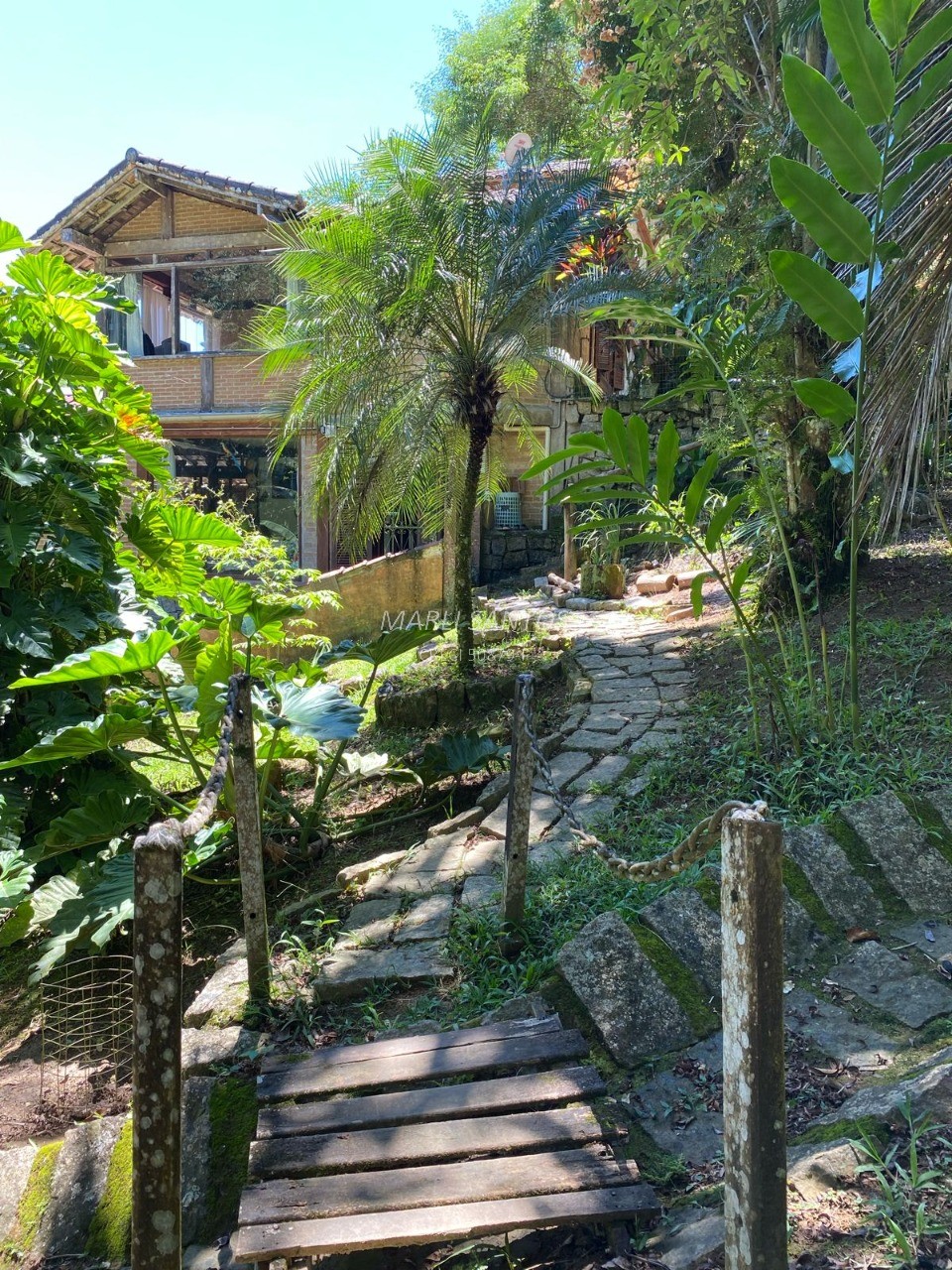 Casa aconchegante à venda, local tranquilo dentro da mata, com cachoeira em Ilhabela-SP.