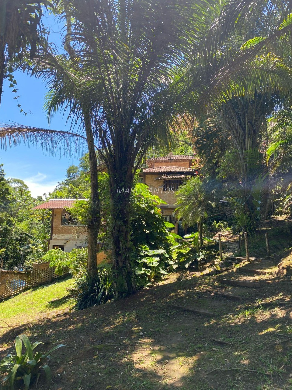 Casa aconchegante à venda, local tranquilo dentro da mata, com cachoeira em Ilhabela-SP.