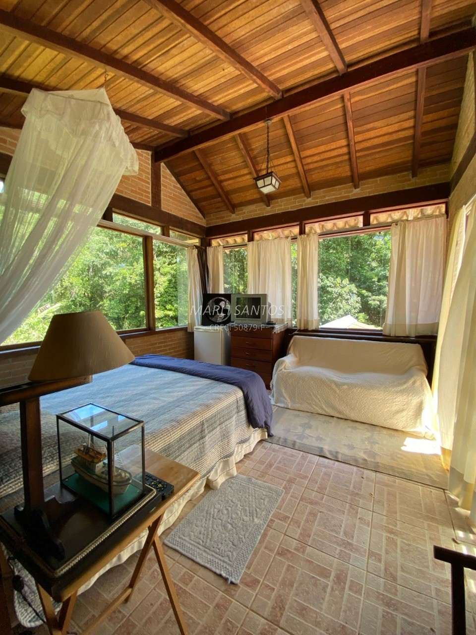 Casa aconchegante à venda, local tranquilo dentro da mata, com cachoeira em Ilhabela-SP.