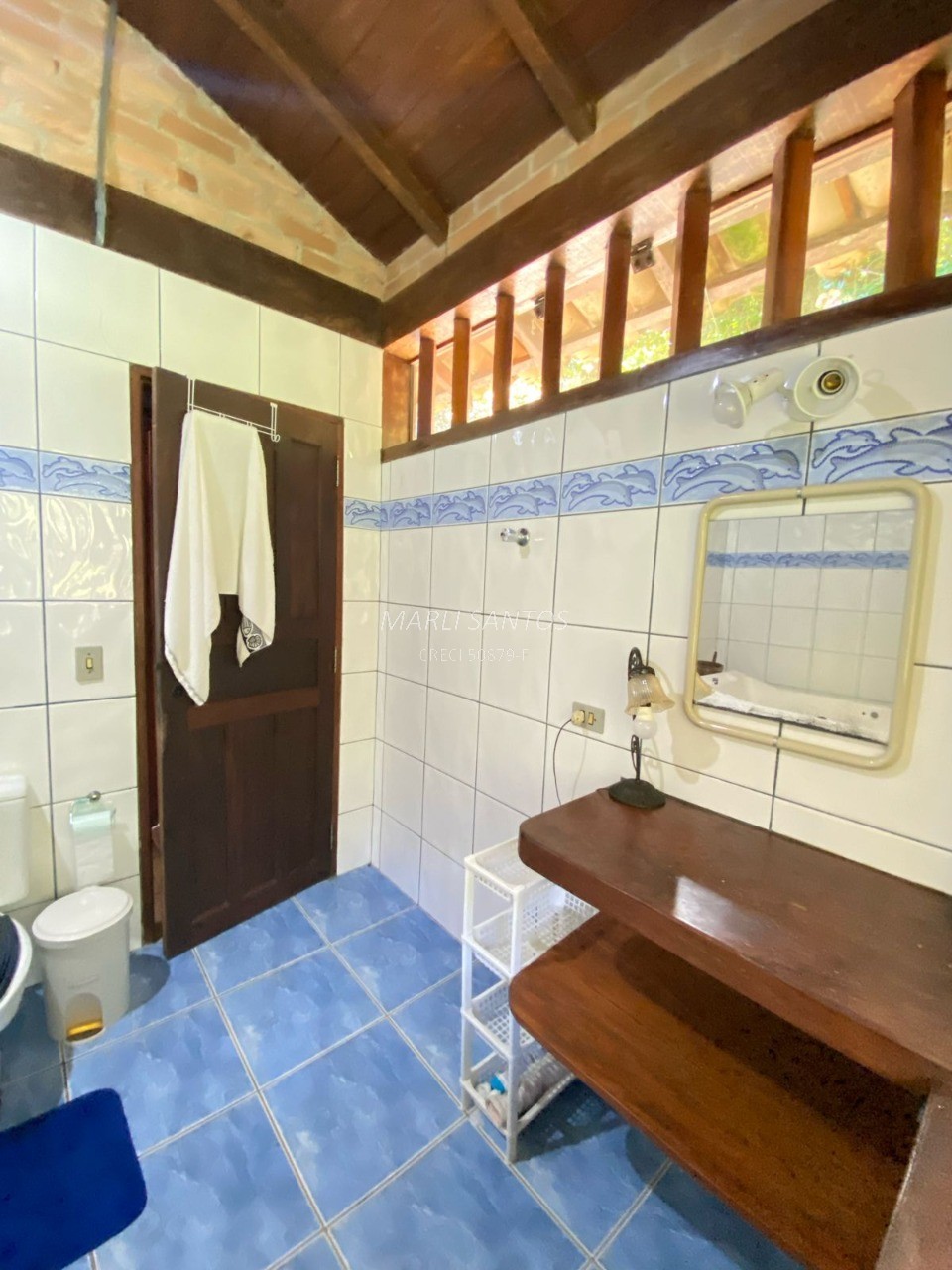 Casa aconchegante à venda, local tranquilo dentro da mata, com cachoeira em Ilhabela-SP.