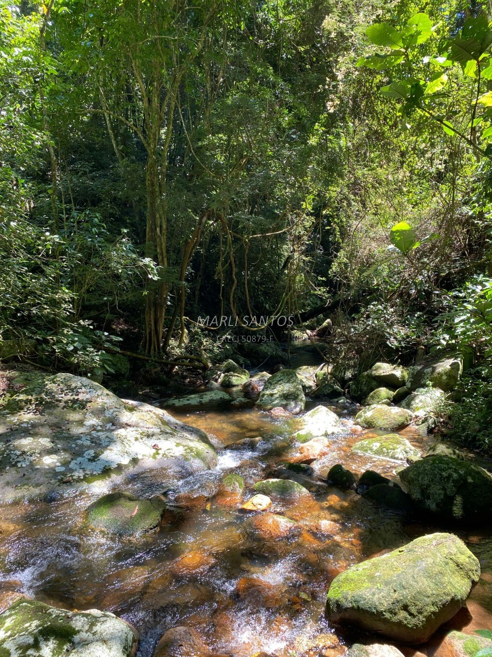 Casa aconchegante à venda, local tranquilo dentro da mata, com cachoeira em Ilhabela-SP.