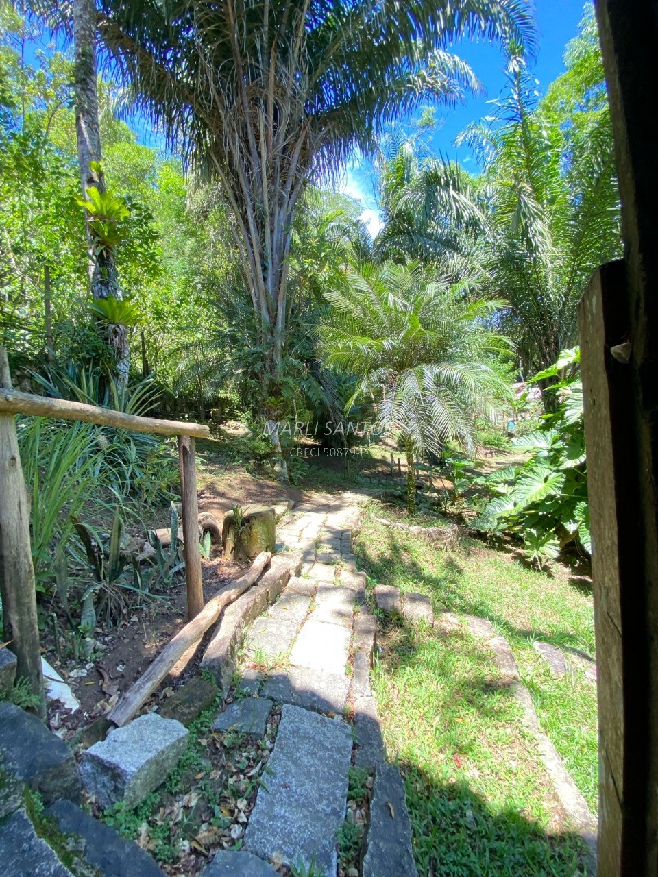Casa aconchegante à venda, local tranquilo dentro da mata, com cachoeira em Ilhabela-SP.