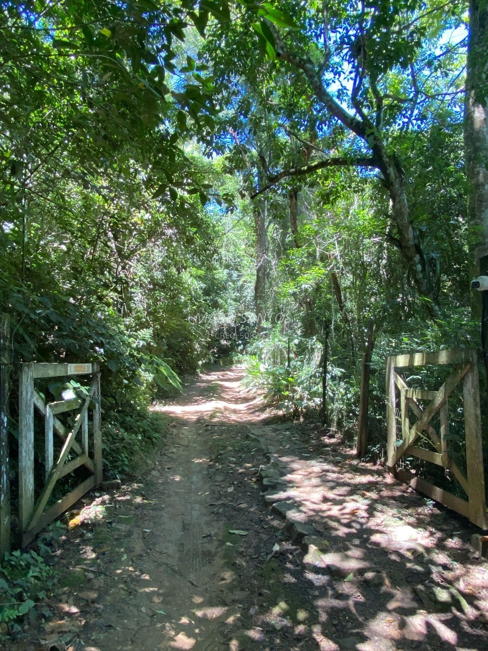 Casa aconchegante à venda, local tranquilo dentro da mata, com cachoeira em Ilhabela-SP.