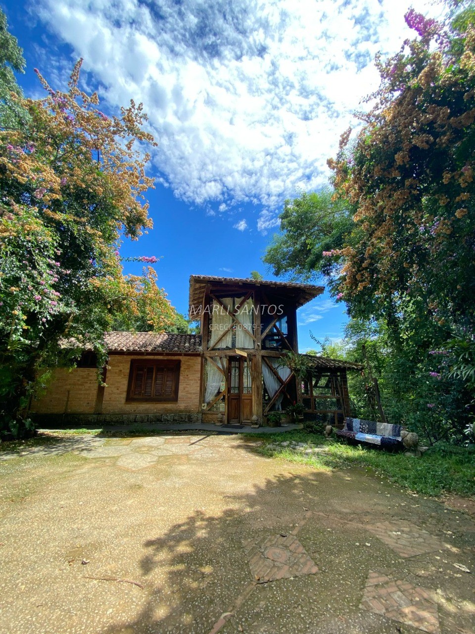 Casa aconchegante à venda, local tranquilo dentro da mata, com cachoeira em Ilhabela-SP.