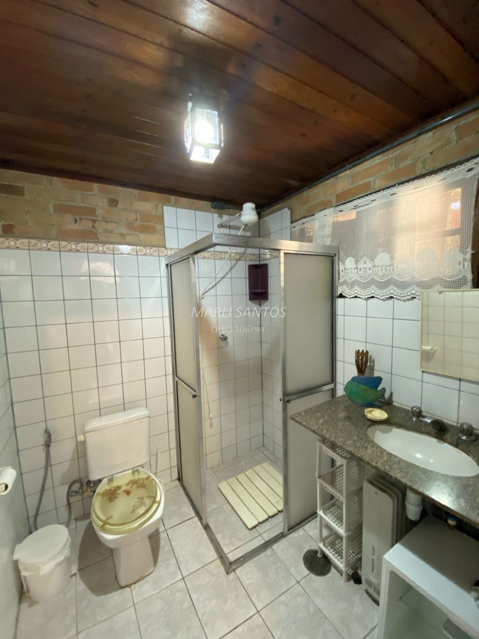 Casa aconchegante à venda, local tranquilo dentro da mata, com cachoeira em Ilhabela-SP.