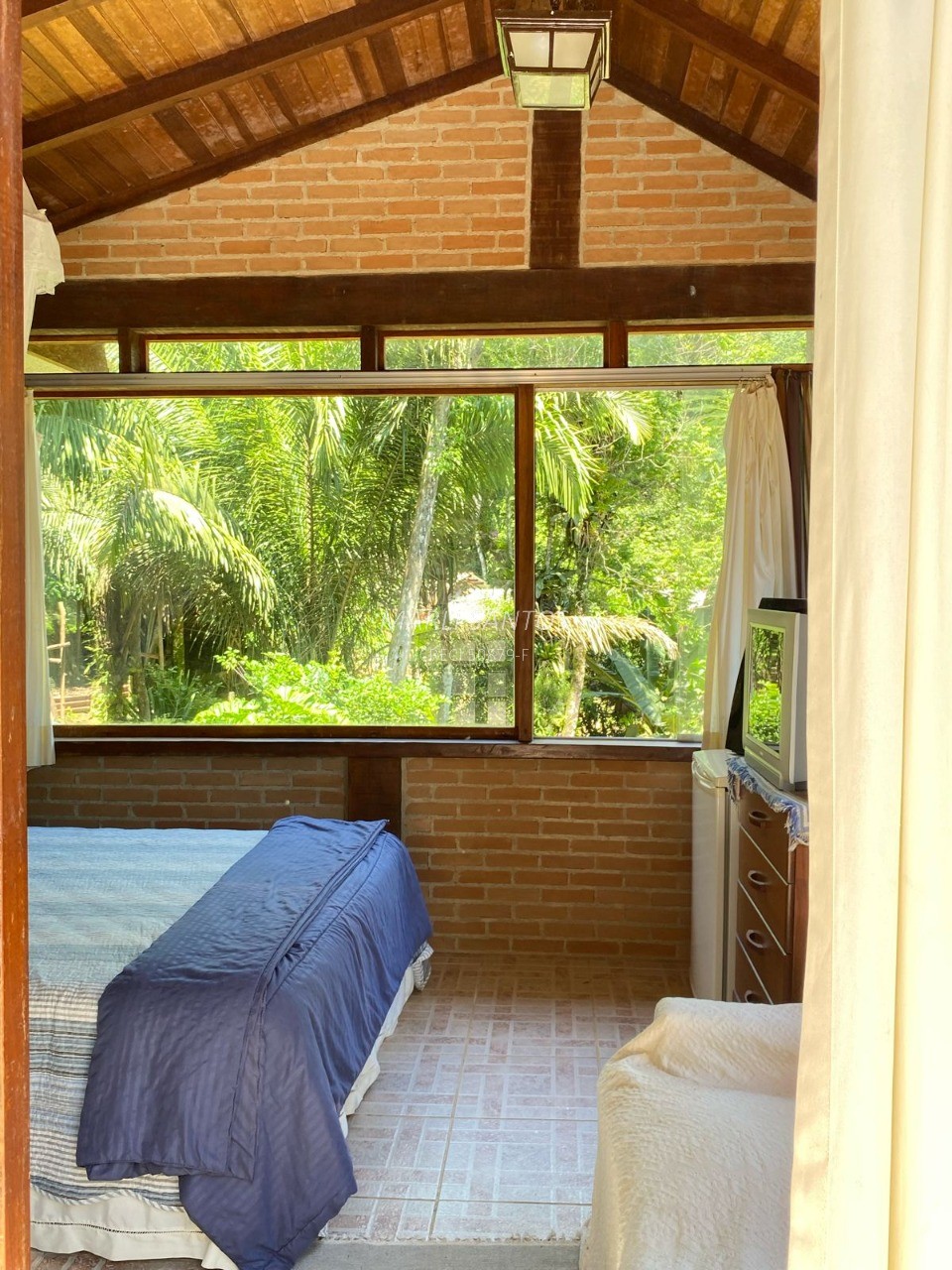 Casa aconchegante à venda, local tranquilo dentro da mata, c