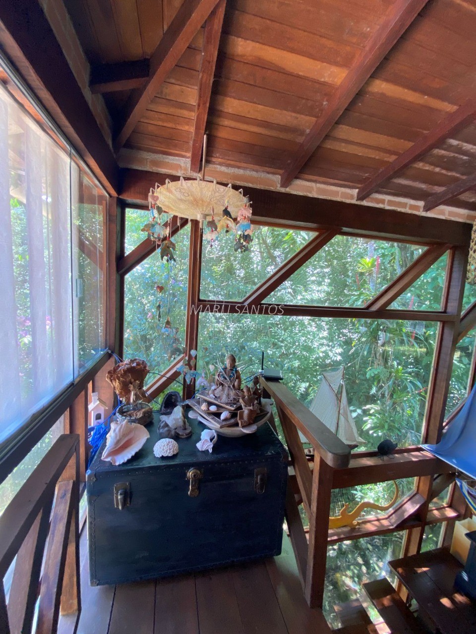 Casa aconchegante à venda, local tranquilo dentro da mata, com cachoeira em Ilhabela-SP.