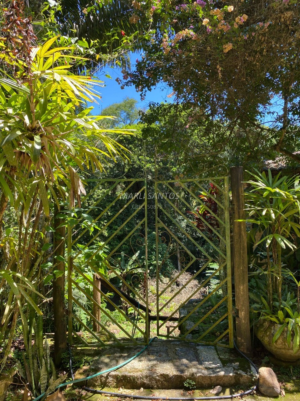 Casa aconchegante à venda, local tranquilo dentro da mata, com cachoeira em Ilhabela-SP.