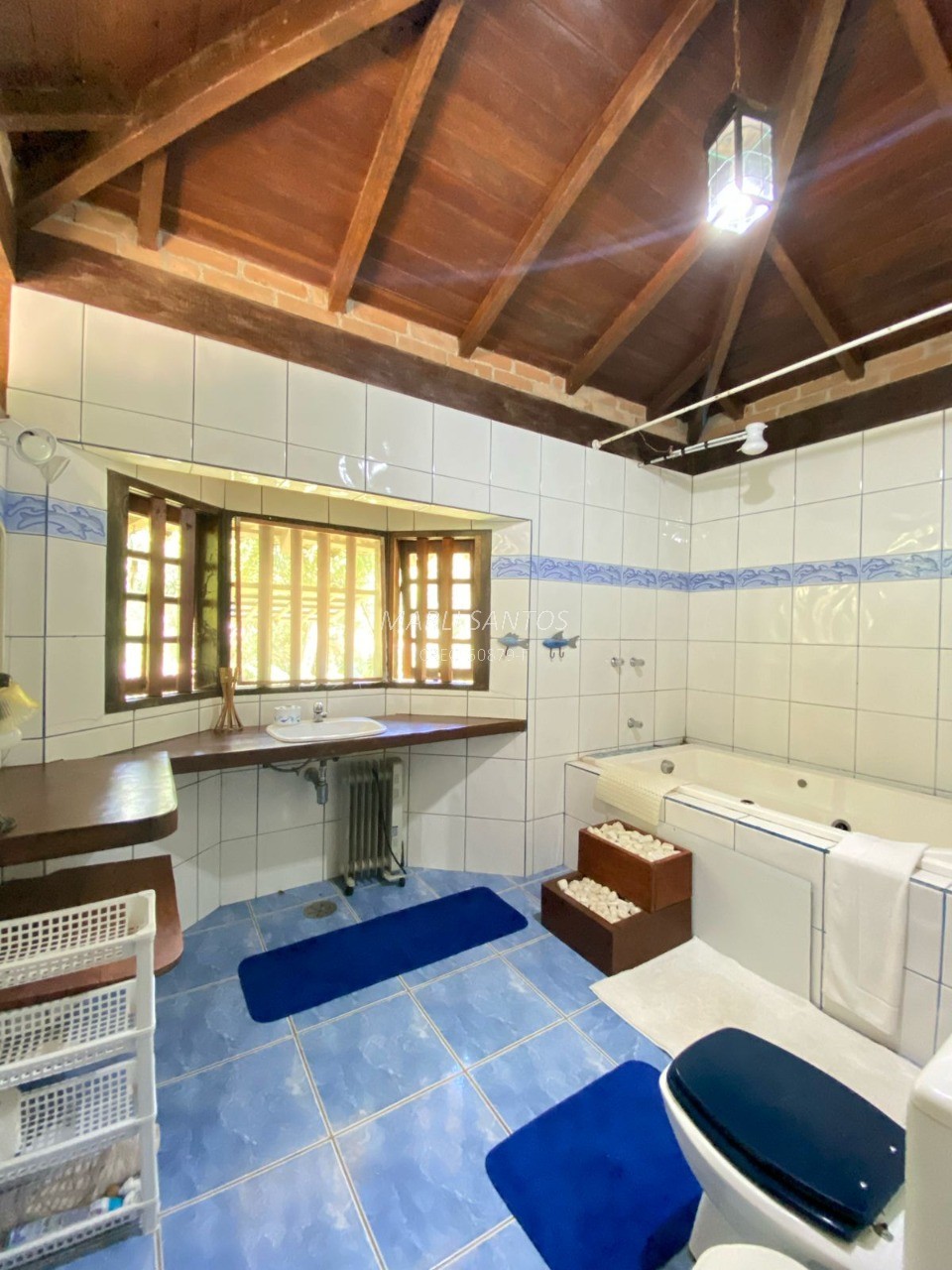 Casa aconchegante à venda, local tranquilo dentro da mata, com cachoeira em Ilhabela-SP.