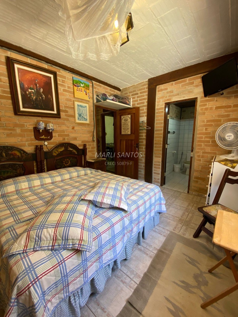 Casa aconchegante à venda, local tranquilo dentro da mata, com cachoeira em Ilhabela-SP.