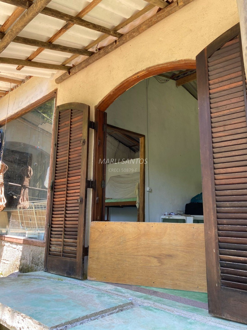 Casa aconchegante à venda, local tranquilo dentro da mata, com cachoeira em Ilhabela-SP.