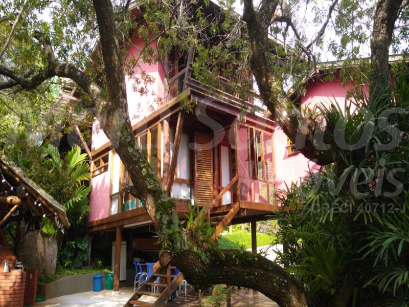 Casa à venda, condomínio, Centro, Ilhabela, 4 suítes, área gourmet com fogão a lenha, forno de pizza, piscina, área gramada, sauna, árvores frutíferas