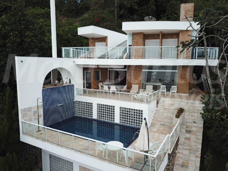 Vende-se casa/sobrado, 6 suítes com ar condicionado em condomínio fechado, portaria, belíssima vista para o mar, piscina, sauna, churrasqueira, fogão a lenha, vestiário com banheiro, garagem 2 carros; projeto aprovado e habite-se; Piúva, Ilhabela.