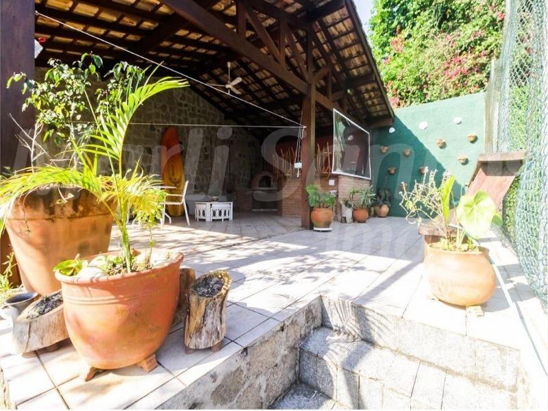 Vende-se casa; 5 dormitórios (5 suítes); piscina; forno de p