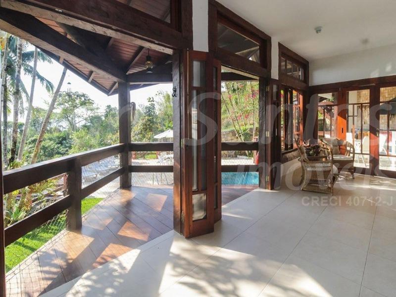 Vende-se casa; 5 dormitórios (5 suítes); piscina; forno de p