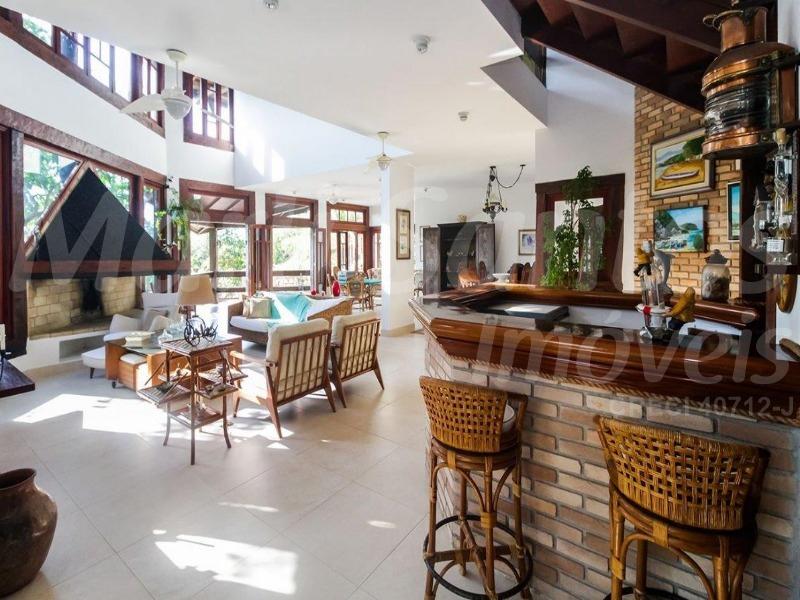 Vende-se casa; 5 dormitórios (5 suítes); piscina; forno de p