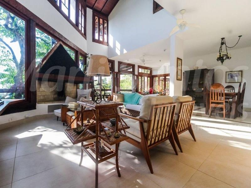 Vende-se casa; 5 dormitórios (5 suítes); piscina; forno de p