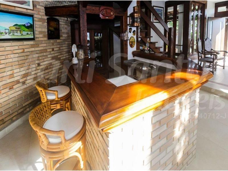 Vende-se casa; 5 dormitórios (5 suítes); piscina; forno de p