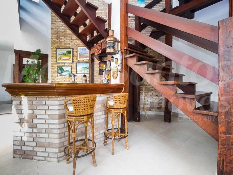 Vende-se casa; 5 dormitórios (5 suítes); piscina; forno de p