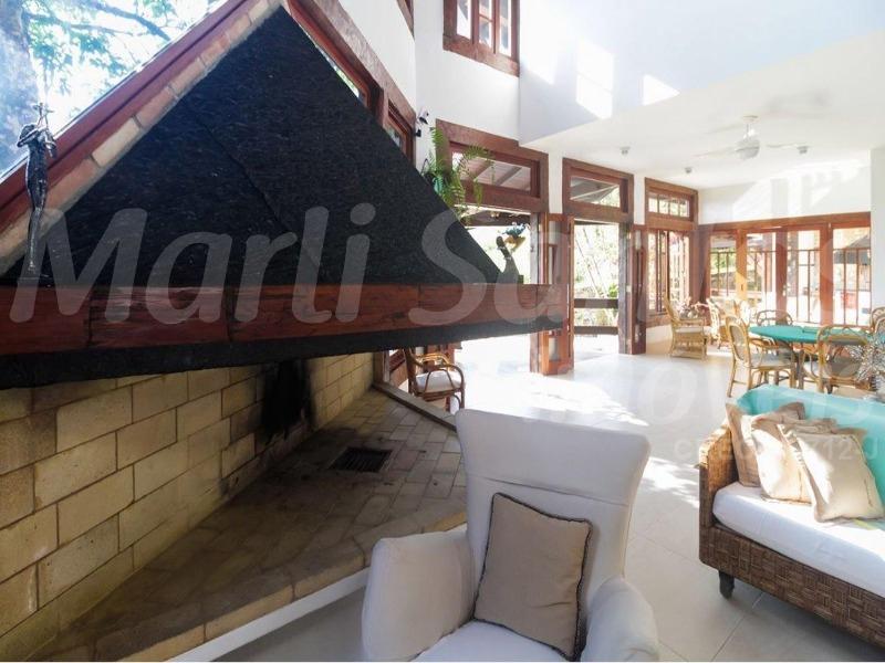 Vende-se casa; 5 dormitórios (5 suítes); piscina; forno de p