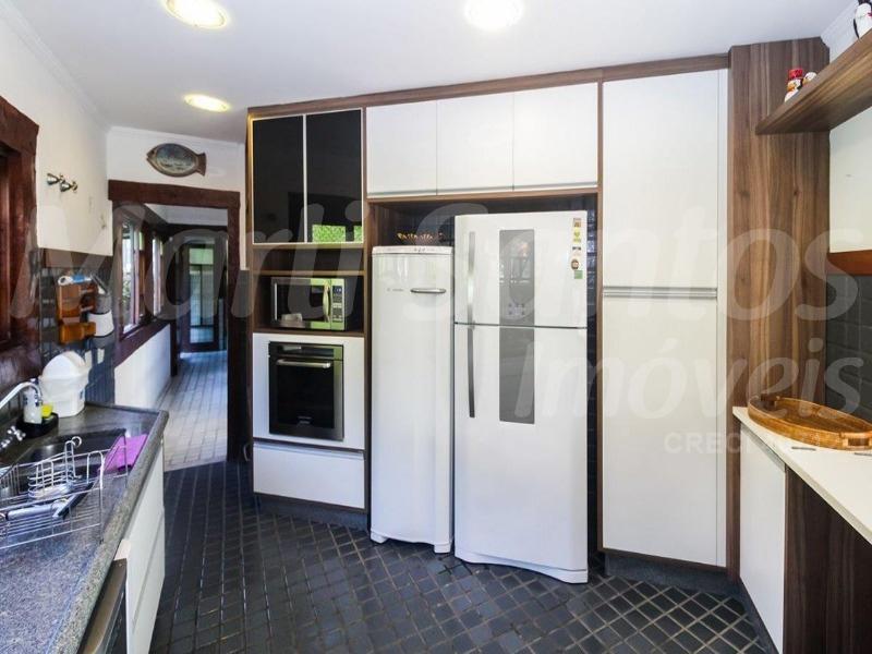 Vende-se casa; 5 dormitórios (5 suítes); piscina; forno de p