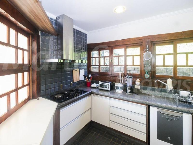 Vende-se casa; 5 dormitórios (5 suítes); piscina; forno de p