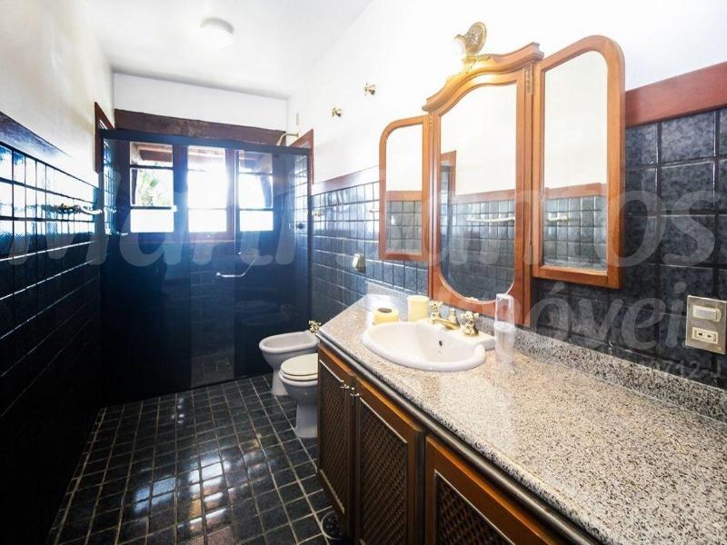 Vende-se casa; 5 dormitórios (5 suítes); piscina; forno de pizza; casa de caseiro ou hóspede; vista para o mar; Engenho D'Água, Ilhabela; matrícula