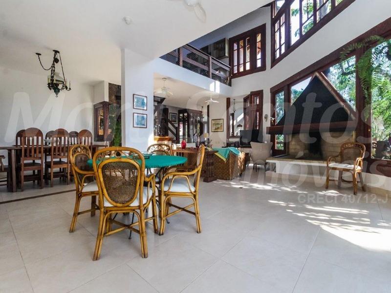 Vende-se casa; 5 dormitórios (5 suítes); piscina; forno de p