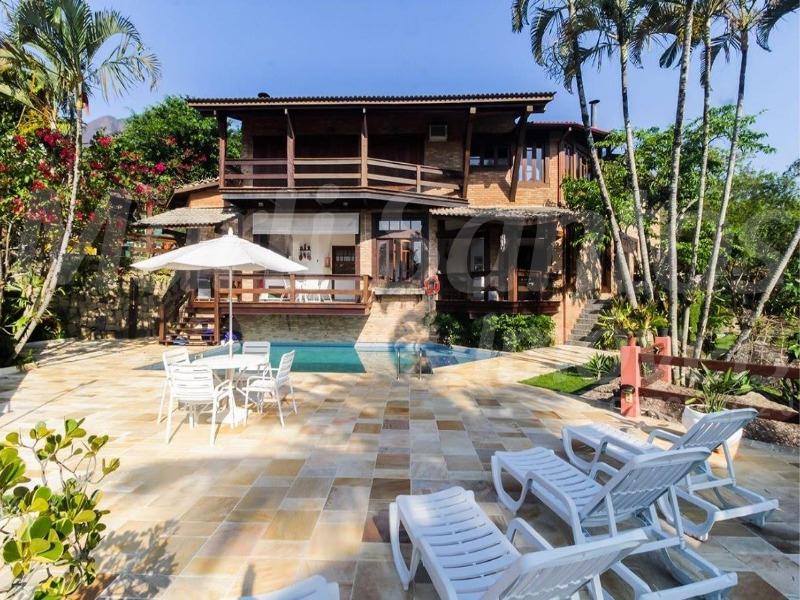 Vende-se casa; 5 dormitórios (5 suítes); piscina; forno de p