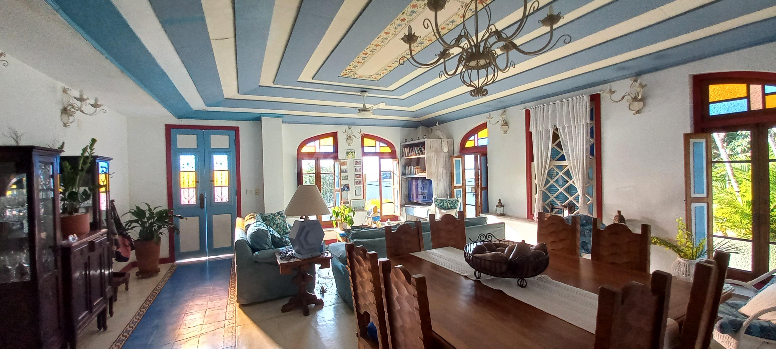 Propriedade à venda com casa principal + 6 chalés, piscina, lado norte da Ilhabela. Excelente localização, charme, muito bom gosto e aconchego em um só lugar.