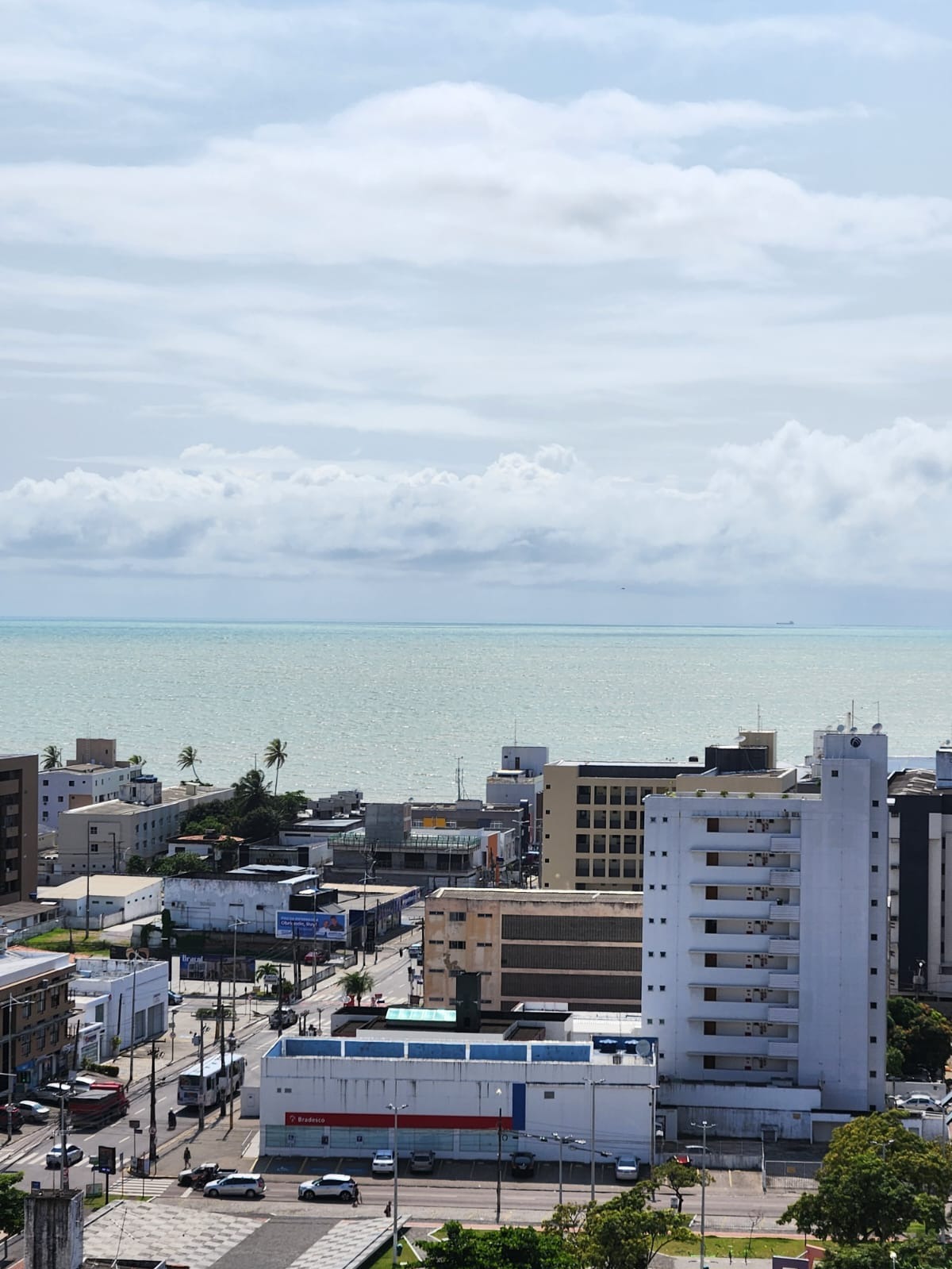 Excelente Apartamento de 03 quartos, sendo 01 suíte, 02 vagas de garagem, próximo do mar