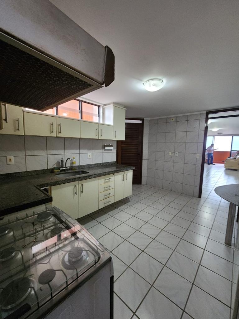 Excelente Apartamento de 03 quartos, sendo 01 suíte, 02 vagas de garagem, pertinho do Mar