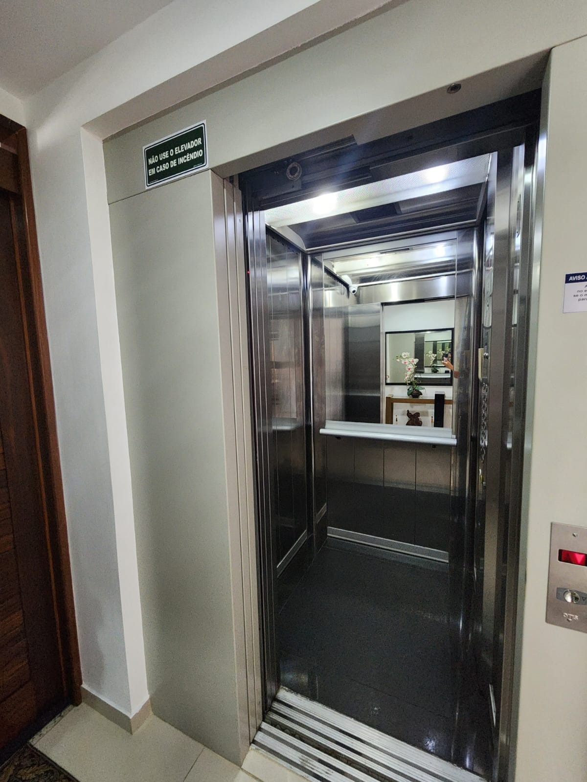 Excelente Apartamento de 03 quartos, sendo 01 suíte, 02 vagas de garagem, próximo do mar