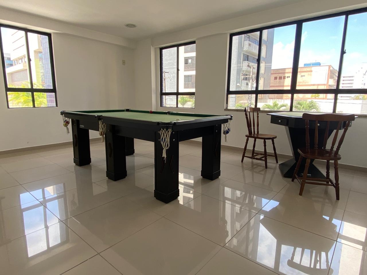 Excelente Apartamento de 03 quartos, sendo 01 suíte, 02 vagas de garagem, próximo do mar