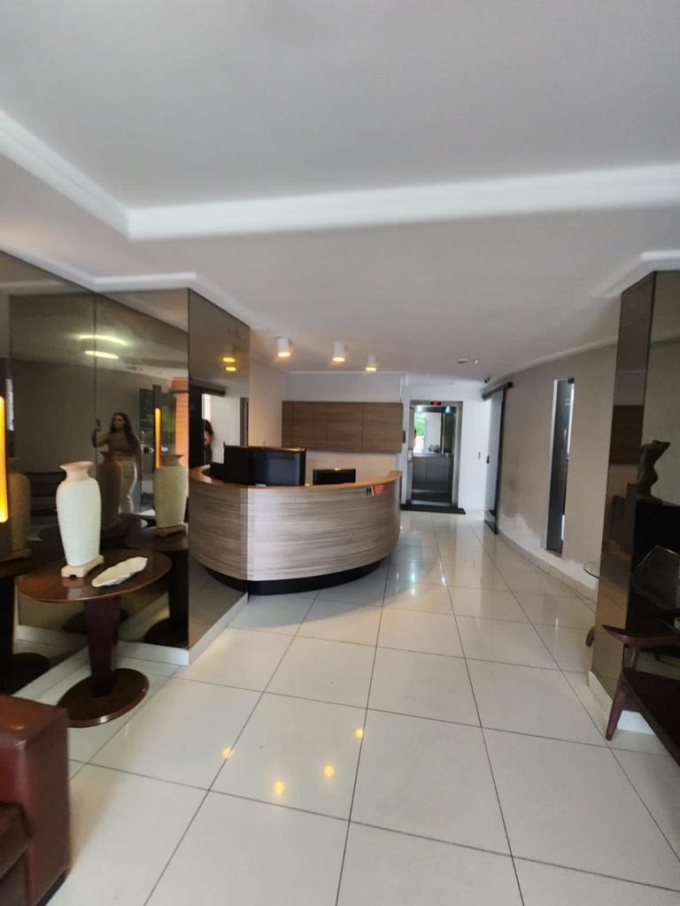 Excelente Apartamento de 03 quartos, sendo 01 suíte, 02 vagas de garagem, pertinho do Mar