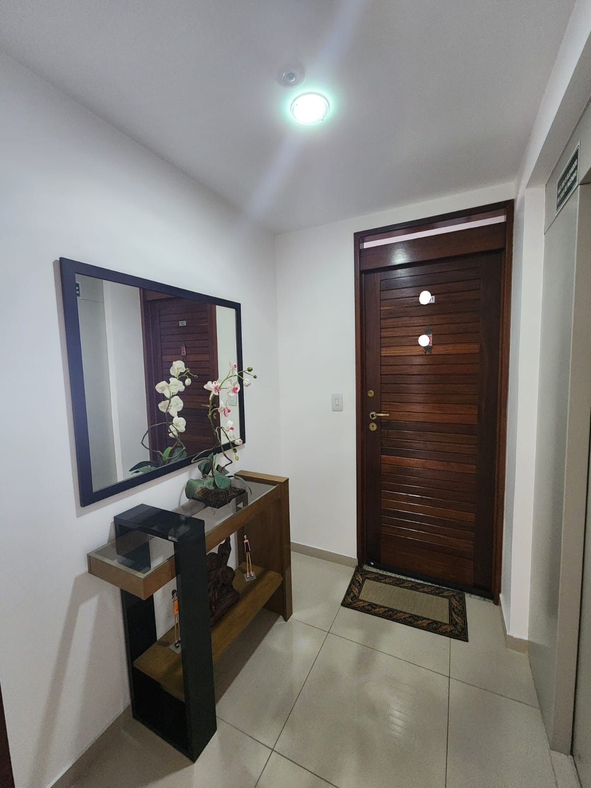 Excelente Apartamento de 03 quartos, sendo 01 suíte, 02 vagas de garagem, próximo do mar