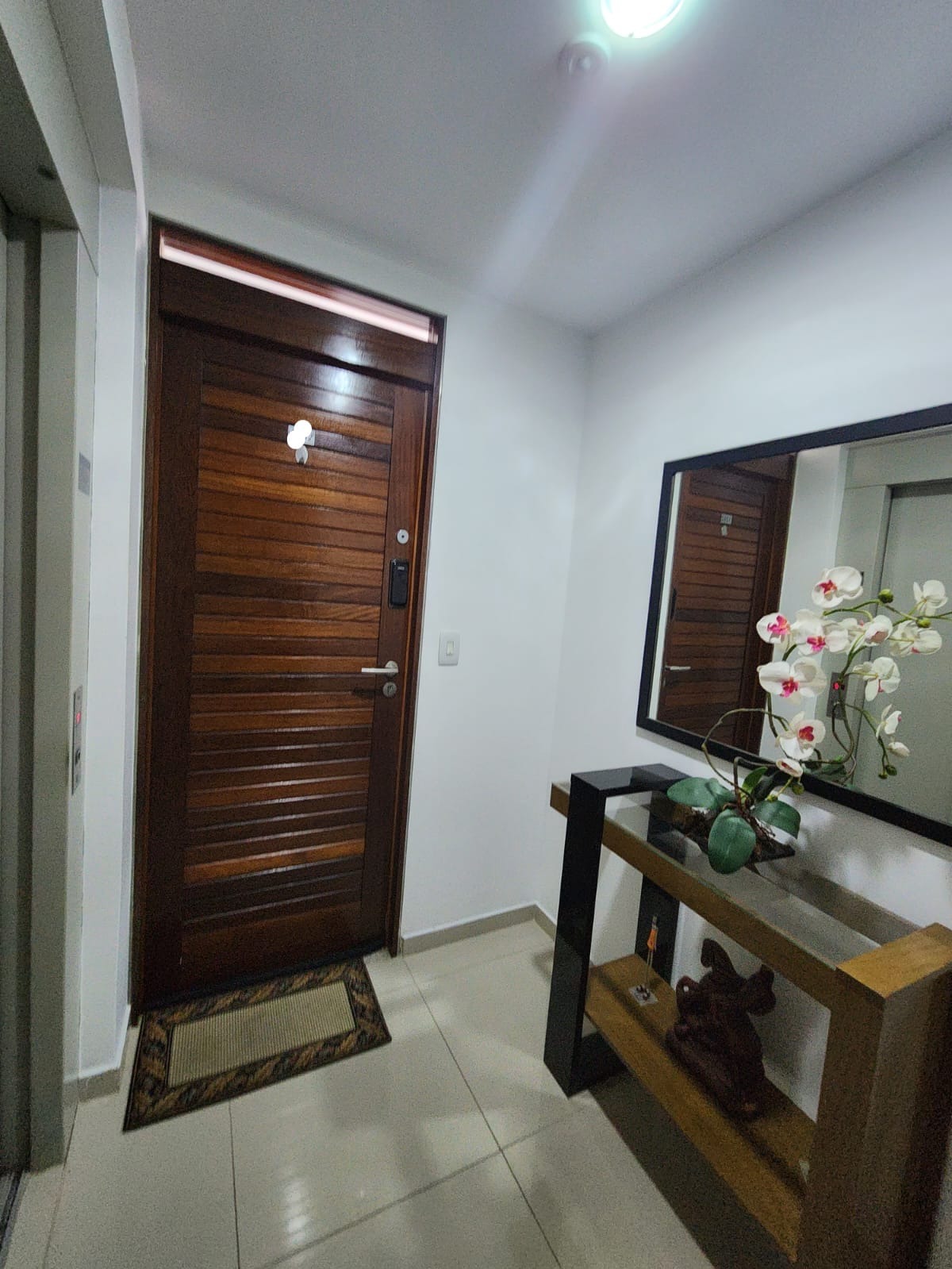 Excelente Apartamento de 03 quartos, sendo 01 suíte, 02 vagas de garagem, próximo do mar