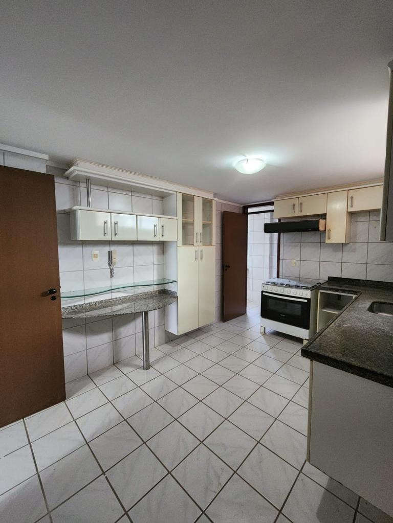Excelente Apartamento de 03 quartos, sendo 01 suíte, 02 vagas de garagem, pertinho do Mar