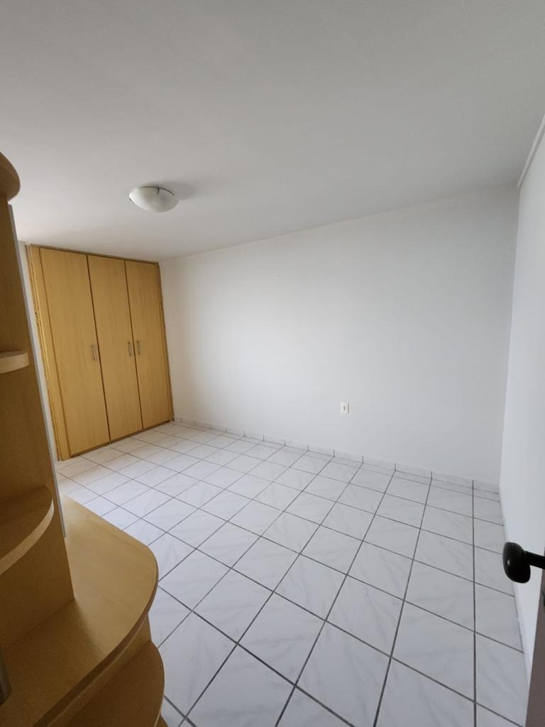 Excelente Apartamento de 03 quartos, sendo 01 suíte, 02 vagas de garagem, pertinho do Mar