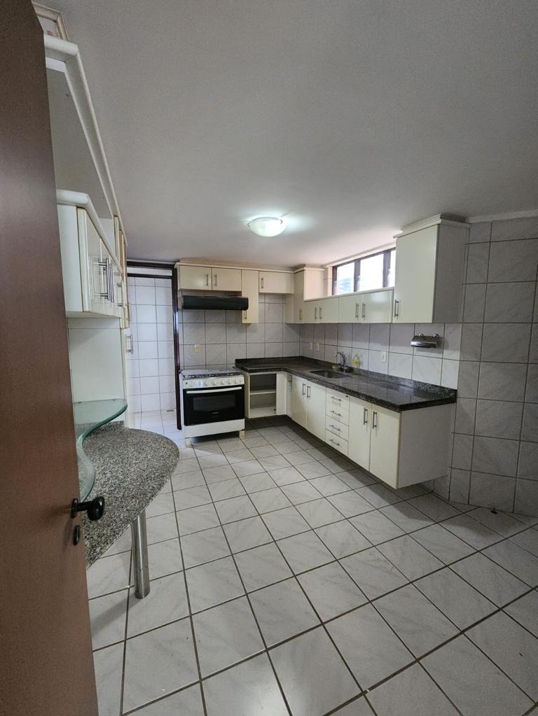 Excelente Apartamento de 03 quartos, sendo 01 suíte, 02 vagas de garagem, pertinho do Mar