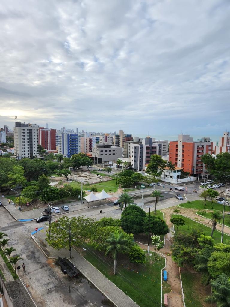 Excelente Apartamento de 03 quartos, sendo 01 suíte, 02 vagas de garagem, pertinho do Mar