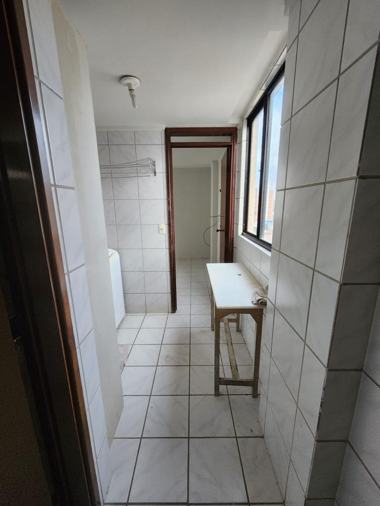 Excelente Apartamento de 03 quartos, sendo 01 suíte, 02 vagas de garagem, pertinho do Mar