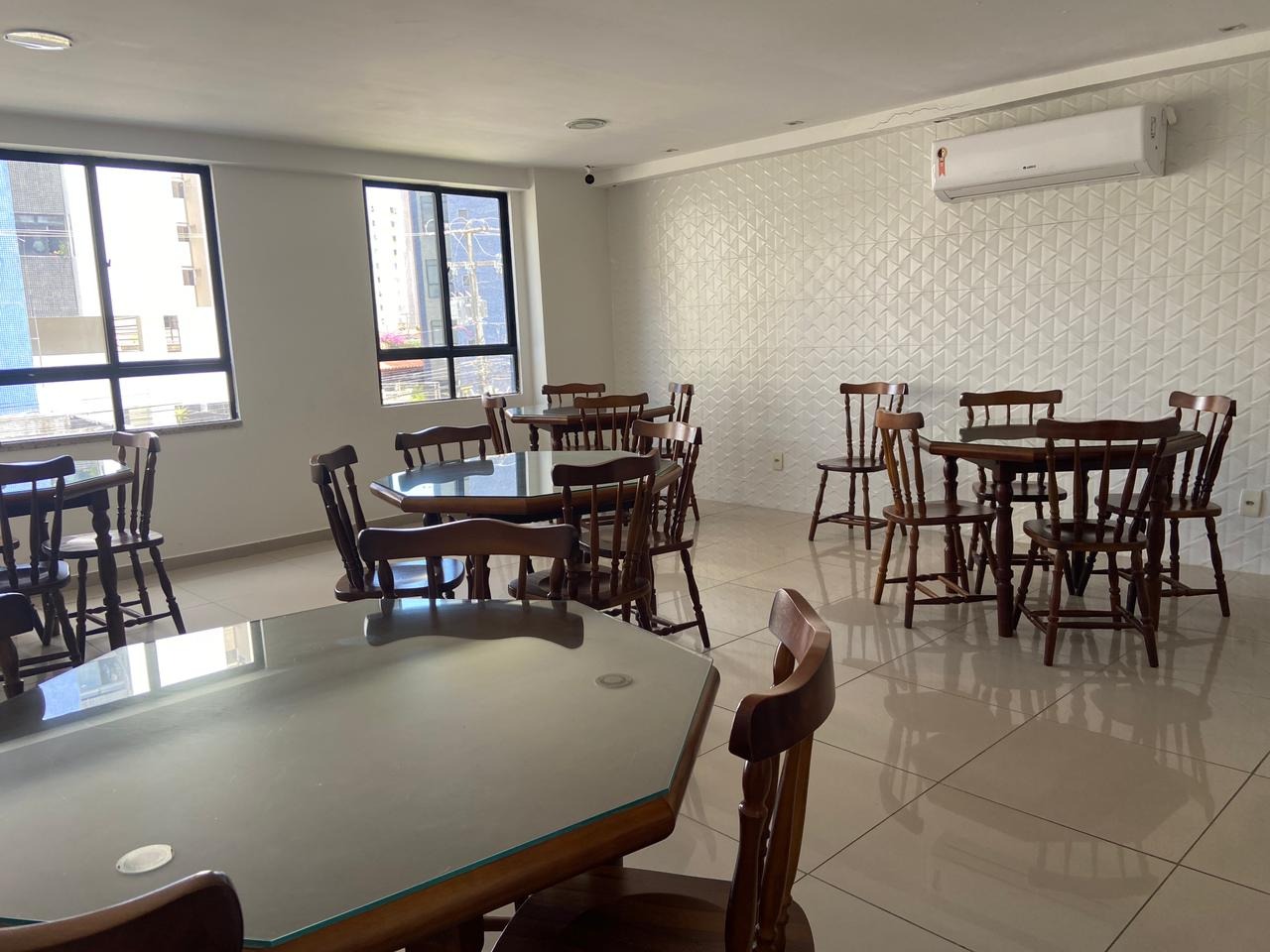 Excelente Apartamento de 03 quartos, sendo 01 suíte, 02 vagas de garagem, próximo do mar