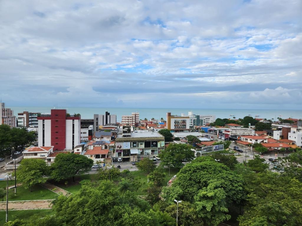 Excelente Apartamento de 03 quartos, sendo 01 suíte, 02 vagas de garagem, pertinho do Mar